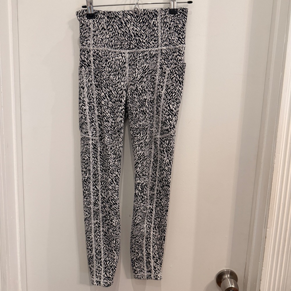 Athleta Ultimate Stash II Textured 7/8 Tight XS Black White Printed Leggings